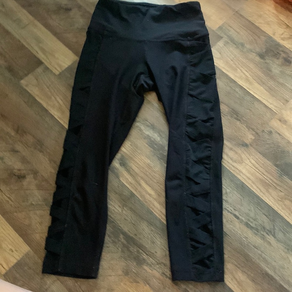 Black legggings has pockets